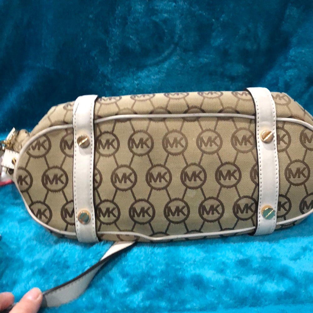 Michael Kors purse💯Authentic - Picture 8 of 8